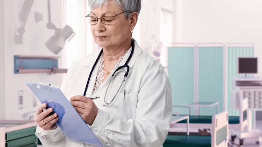 Möjliga förklaringar till att äldre patienter verkar gynnas av att ha en kvinnlig läkare är att kvinnorna är mer benägna att följa kliniska riktlinjer.  Foto: Shutterstock